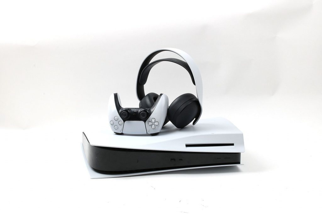 TVSPEL SONY PS5 DISC EDITION MED HANDKONTROLL & HÖRLURAR (TRÅDLÖS