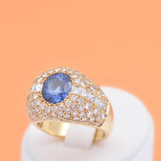 RING M 118 DIAMANTER TOT. CA 2,76CT (10 PRINSESS-SLIPADE & 108 BRILJANT-SLIPADE) & BLÅ SAFIR CA 2,30CT, 16,5MM, FÖRSÄKRINGSVÄRDERING 190.000:- (AUG 2025)
