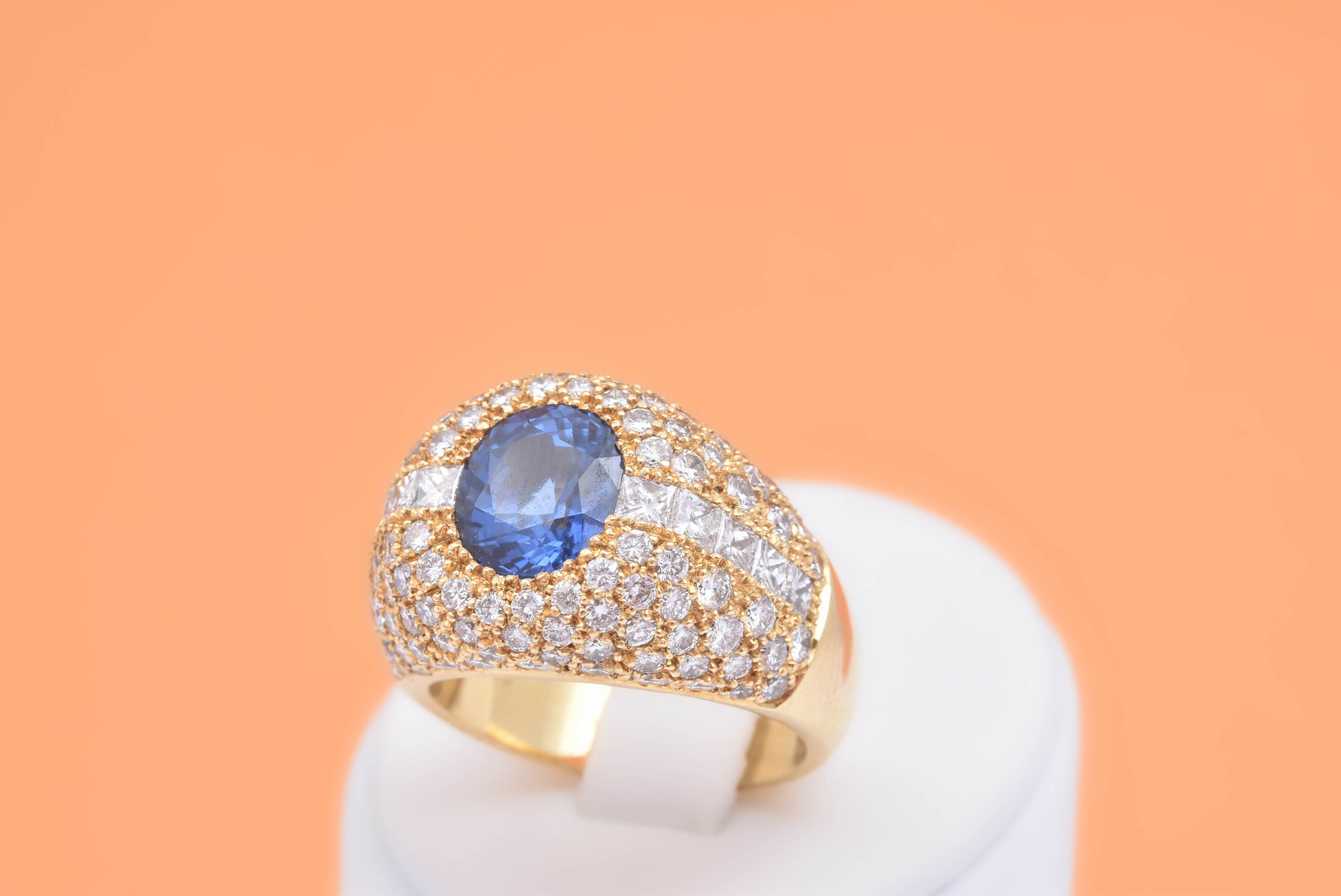 RING M 118 DIAMANTER TOT. CA 2,76CT (10 PRINSESS-SLIPADE & 108 BRILJANT-SLIPADE) & BLÅ SAFIR CA 2,30CT, 16,5MM, FÖRSÄKRINGSVÄRDERING 190.000:- (AUG 2025)