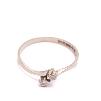 RING VITGULD M 2 BRILJANT-SLIPADE DIAMANTER TOT. 0,08CT, 16,5MM, TILLV. BENGT HALLBERG, KÖPING 1982