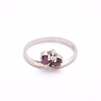 RING VITGULD M DIAM & RUBINER, 17,25MM