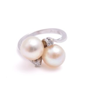 RING VITGULD M 2 BRILJANT-SLIPADE DIAMANTER TOT. 0,06CT & 2 ODLADE SALTVATTEN-PÄRLOR (7,0MM) 15,25MM, SVENSK IMPORT-STÄMPEL