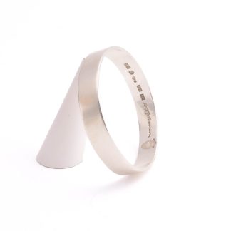 ARMRING SILVER, INNER-DIAMETER: 6,5CM, BREDD: 1,2CM, TILLV. KARL-INGEMAR JOHANSSON, GÖTEBORG 1984, SIGNERAD