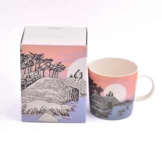 MUMIN-MUGG ARABIA MOOMIN DAY 2018 (NY, OANVÄND, MED ETIKETT) I ORIG KART (MUMIN-DAGEN FIRAS 9 AUG VARJE ÅR PÅ TOVE JANSSONS FÖDELSEDAG OCH VARJE ÅR GES DET UT EN NY MUGG PÅ DEN DAGEN)