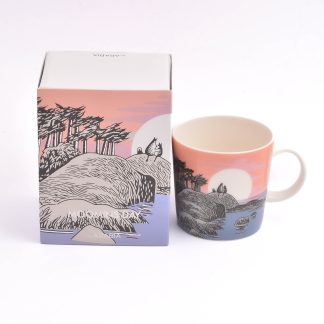 MUMIN-MUGG ARABIA MOOMIN DAY 2018 (NY, OANVÄND, MED ETIKETT) I ORIG KART (MUMIN-DAGEN FIRAS 9 AUG VARJE ÅR PÅ TOVE JANSSONS FÖDELSEDAG OCH VARJE ÅR GES DET UT EN NY MUGG PÅ DEN DAGEN)