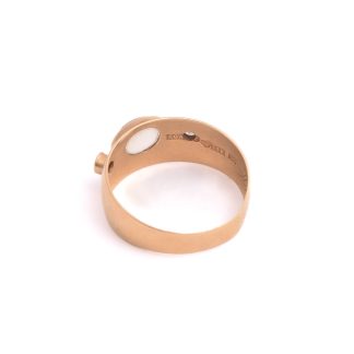 RING M MÅNSTEN & VITA SYNTETISKA STENAR (SLITAGE & SKADOR PÅ STENARNA, SKENAN NGT BUCKLIG) 17,5MM, GRAVYR I SKENAN, SVENSKA STÄMPLAR, TILLV. 1958