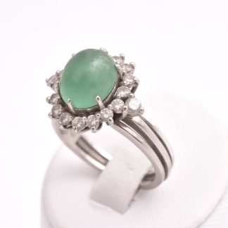 RING VITGULD M 18 BRILJANT-SLIPADE DIAMANTER TOT. 0,69CT ENLIGT INSKRIPTION & CABOCHON-SLIPAD SMARAGD (SLITAGE PÅ SMARAGDEN) 18MM, TILLV. CESON, GÖTEBORG 1970