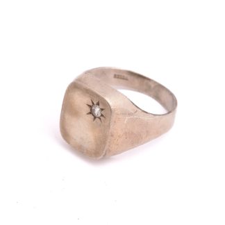 RING SILVER KL M VIT SYNTETISK STEN, 18,75MM (NGT BUCKLIG & OXIDERAD)