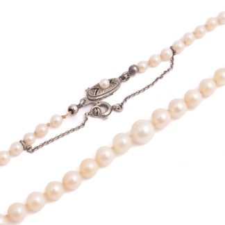 COLLIER SALTVATTE-PÄRLOR DOSERAD (3,6-6,8MM) 54CM, M SILVERLÅS M PÄRLA PÅ LÅSET, SÄKERHETSKEDJA