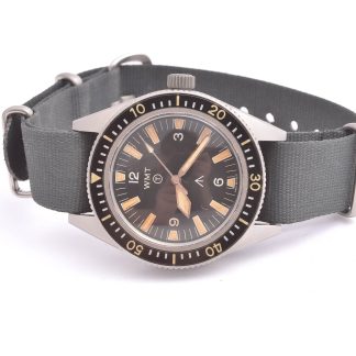 HERRUR WMT MILSPEC AUTOMATIC 38MM (NÅGRA REPOR PÅ GLASET, FUKTFLÄCKAR PÅ VISARE & URTAVLA, URET TICKAR PÅ BRA NU MEN INGEN FUNKTIONSGARANTI LÄMNAS))