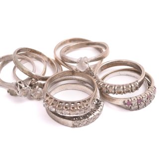 12 RINGAR SILVER M STENAR (1 DEFEKT, NÅGRA BUCKLIGA, EN I 830-SILVER)