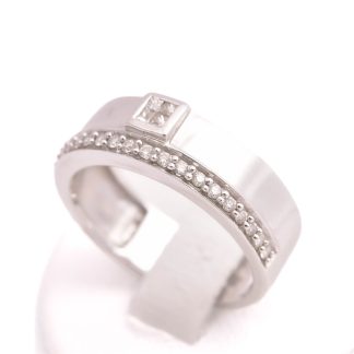 RING VITGULD M 24 DIAMANTER (20 BRILJANTER & 4 PRINSESS-SLIPADE) 18MM, TILLV. GULDFYND