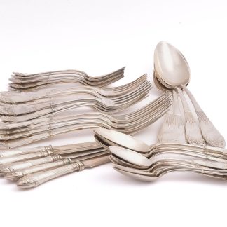 BESTICK SILVER M GRAVYR PÅ BAK & FRAMSIDAN (4 MATSKEDAR 215MM, 4 MATGAFFLAR 214MM, 4 BORDSSKEDAR 185MM, 8 BORDSGAFFLAR 182MM, 8 DESSERTSKEDAR 141MM, 5 DESSERTGAFFLAR 144MM) SVENSKA STÄMPLAR, TILLV. 1910-35, 1462,9G + 5 KNIVAR 172MM, GRAVYR, SILVER I HANDTAG & BLAD MEN FYLLT HANDTAG, TOTAL VIKT: 157,4G