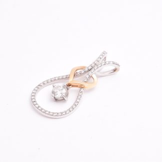 HÄNGE M BRILJANT-SLIPADE DIAMANTER (MITTSTEN 1,01CT TOP WESSELTON (G) Si2, CLARITY: VERY GOOD, CUT: VERY GOOD, POLISH: VERY GOOD, MED IGI-NUMMER 470112859 + 53 SMÅ BRILJANTER RUNT OM, OBS!! 3 AV DESSA SMÅ ÄR "LAB-GROWN" SYNTETISKA) 4CM, KOPIA PÅ IGI-CERTIFIKAT MEDFÖLJER