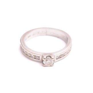 RING VITGULD M 13 BRILJANT-SLIPADE DIAMANTER TOT. CA 0,50CT, 16,75MM (SPRICKA I SKENAN, GRAVYR I SKENAN, REPOR & SLITAGE PÅ GULDET) TILLV. HEDENS GULD, GÖTEBORG