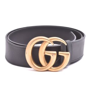 SKINNBÄLTE GUCCI MED LOGO I GULMETALL (NGT SLITAGE PÅ METALLEN, SKINNET I FINT SKICK) 109CM (VID HÅLEN 84,5-94,5CM) BÄLTETS BREDD: CA 4CM, I ORIG KART (KVITTO UPPVISAT MEN MEDFÖLJER EJ)