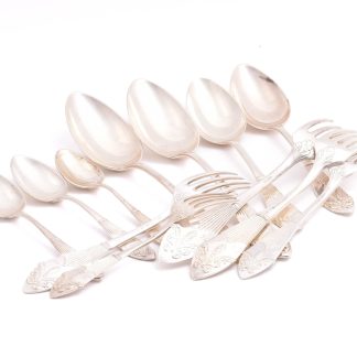 12 BESTICK SILVER M GRAVYR (2 MATSKEDAR 212MM, 2 SKEDAR 183MM, 2 EFTERRÄTTSSKEDAR 141MM, KAFFESKED 132MM, 2 MATGAFFLAR 212MM, 2 GAFFLAR 182MM, DESSERTGAFFEL 144MM) MESTADELS SVENSK IMPORT-STÄMPEL GENOM CG HALLBERG, STOCKHOLM 1907-25
