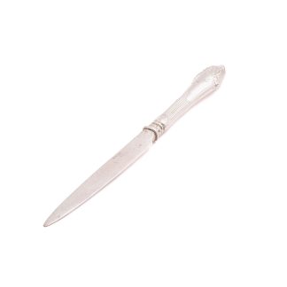 KNIV SILVER I BÅDE BLAD & HANDTAG (HANDTAGET DOCK FYLLT MED MASSA) 171MM, GRAVYR, SVENSK IMPORT-STÄMPEL GENOM CG HALLBERG, STOCKHOLM 1920-30TALET, TOTAL VIKT: 29,4G