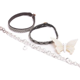 ARMLÄNK I METALL SNÖ OF SWEDEN 18-19CM, BREDD: 9MM (EN EXTRA LÄNKBIT MEDFÖLJER), BROSCH FJÄRIL I FÖRGYLLD METALL, PLAST & VIT EMALJ, 5,6CM, TILLV. VÄSTTYSKLAND, 2 ARMBAND SAMEARBETE I LÄDER, HORN & METALL-TRÅD, 18-18,5CM