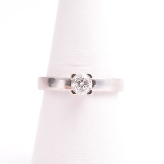 RING VITGULD M BRILJANT-SLIPAD DIAMANT CA 0,50CT, 18,25MM (GRAVYR I SKENAN, GULDET NGT REPIGT) TILLV. SCHALINS