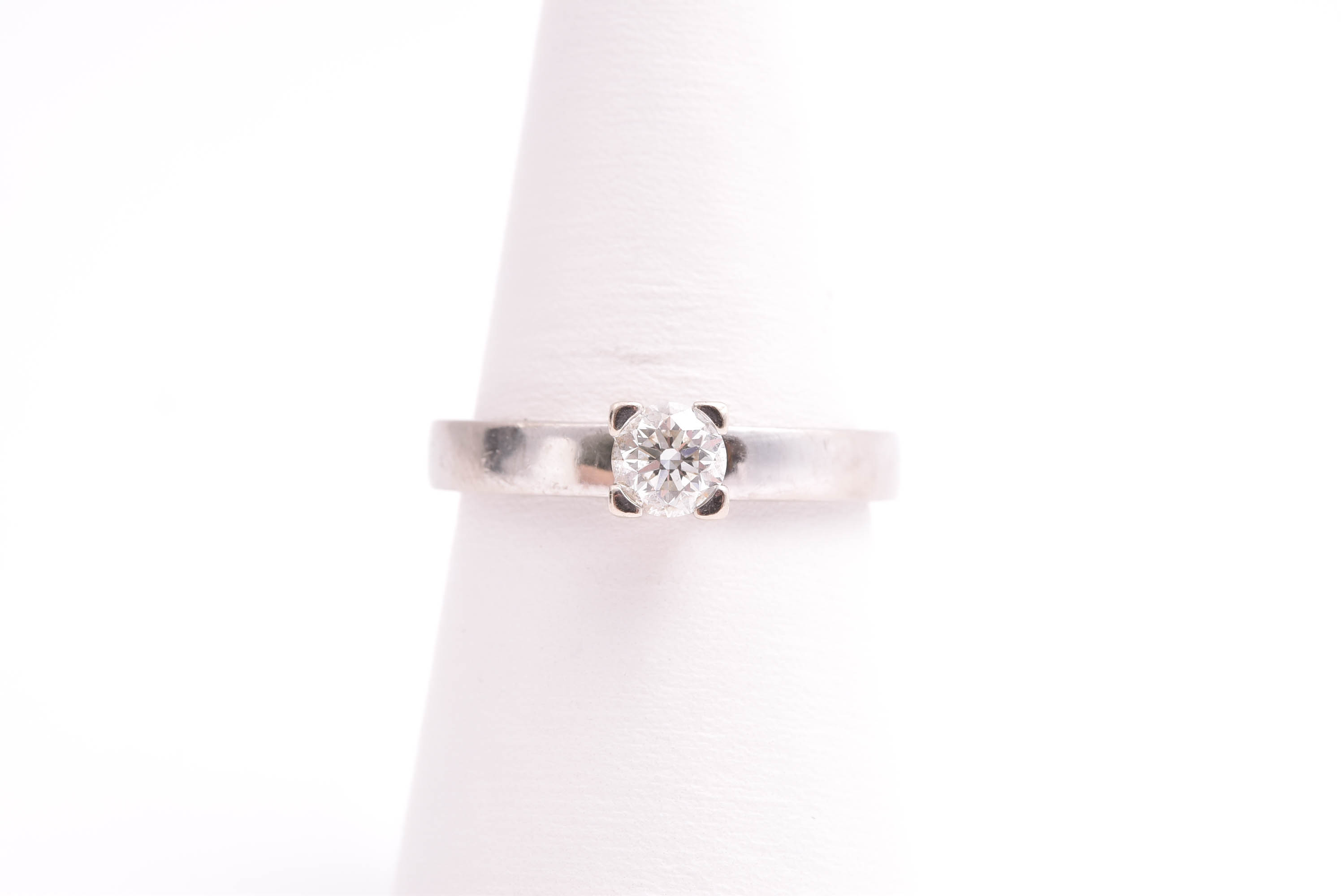 RING VITGULD M BRILJANT-SLIPAD DIAMANT CA 0,50CT, 18,25MM (GRAVYR I SKENAN, GULDET NGT REPIGT) TILLV. SCHALINS