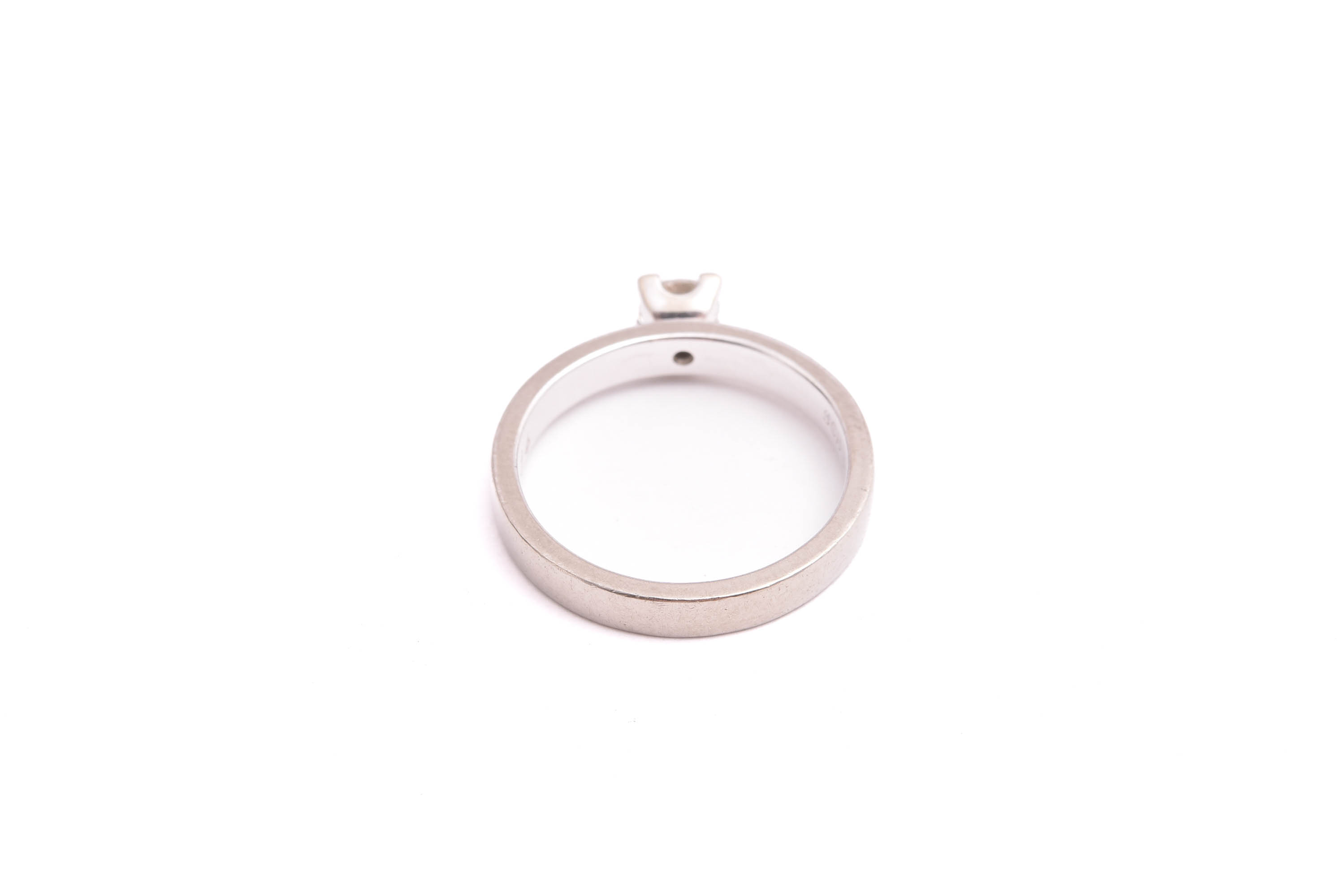 RING VITGULD M BRILJANT-SLIPAD DIAMANT CA 0,50CT, 18,25MM (GRAVYR I SKENAN, GULDET NGT REPIGT) TILLV. SCHALINS - Bild 2