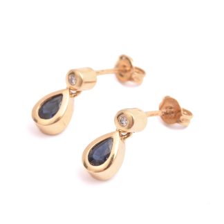 PAR ÖRHÄNGEN M BRILJANT-SLIPADE DIAMANTER TOT. 0,03CT & DROPP-SLIPADE BLÅ SAFIRER, 1,2CM