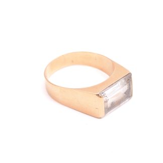RING M VIT STEN (SLITAGE PÅ FASETT-KANTER, BUCKLOR & REPOR PÅ GULDET) 17,75MM, TILLV. BENGT hALLBERG, KÖPING 1962