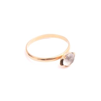 RING M VIT STEN, 18MM (SKENAN OJÄMN, FATTNINGEN SNED, NGT SLITAGE PÅ STENEN) TILLV. ALTON, FALKÖPING 1970