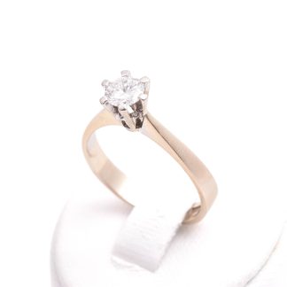 RING M BRILJANT-SLIPAD DIAMANT CA 0,50CT, 17,5MM (OBS!! EN KLO KORT, STENEN RISKERAR ATT FALLA UR, GULDET ÄR I BEHOV AV ATT RODIERAS OM, SKENAN ÄNDRAD I STORLEK) TILLV. NORDISK KOKUSAI, STOCKHOLM 1970-TAL