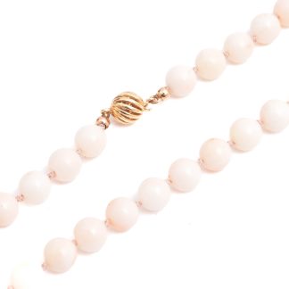 COLLIER MED KULOR I KORALL (7,5-7,8MM) 59,5CM, MED LÅS I 18K GULD