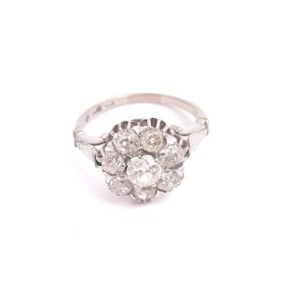 RING VITGULD M 8 GAMMAL-SLIPADE DIAMANTER TOT. CA 1,40CT (OLIKA FÄRGKVALITETER, NAGG, NÅGRA KLOR SLITNA & KORTA, SPRICKOR I SKENAN) 18,25MM, TILLV. STOCKHOLM FÖRSTA HALVAN AV 1900-TALET