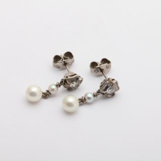 PAR ÖRHÄNGEN KLÖVER MED PÄRLOR OCH DIAMANTER TOT. CA: 0,10CT, MÅTT: 20x6MM / 18K VITGULD 2,5G INKL PÄRLOR