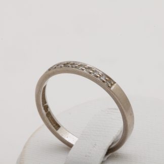 RING ALLIANS MED DIAMANTER TOT. 0,10CT ENLIGT INSKRIPTION, STORLEK: ø 17,5MM / 18K VITGULD 2,7G - TILLV. GÖTEBORG