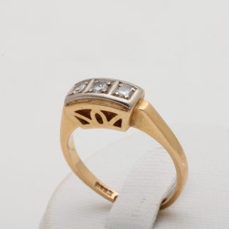 RING MED DIAMANTER TOT. CA: 0,10CT, STORLEK: ø 16,75MM / 18K 4,6G - TILLV. BIM GULDSMIDE I GÖTEBORG ÅR 1973, OBS! NÅGOT REPIG