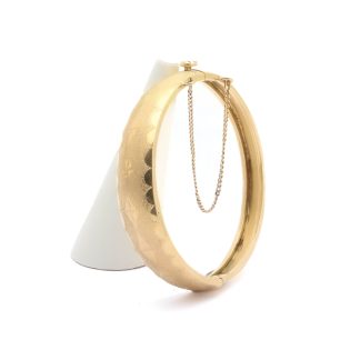 ARMRING MED FROSTAT MÖNSTER, ÖPPNINGSBAR MED SÄKERHETSKEDJA, STORLEK: 5,6x5,1CM, BREDD: 14MM