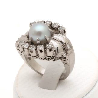 RING I VITGULD MED PÄRLA OCH DIAMANTER TOT. CA: 0,50CT, STORLEK: ø 17,25MM - TOTALVIKT: