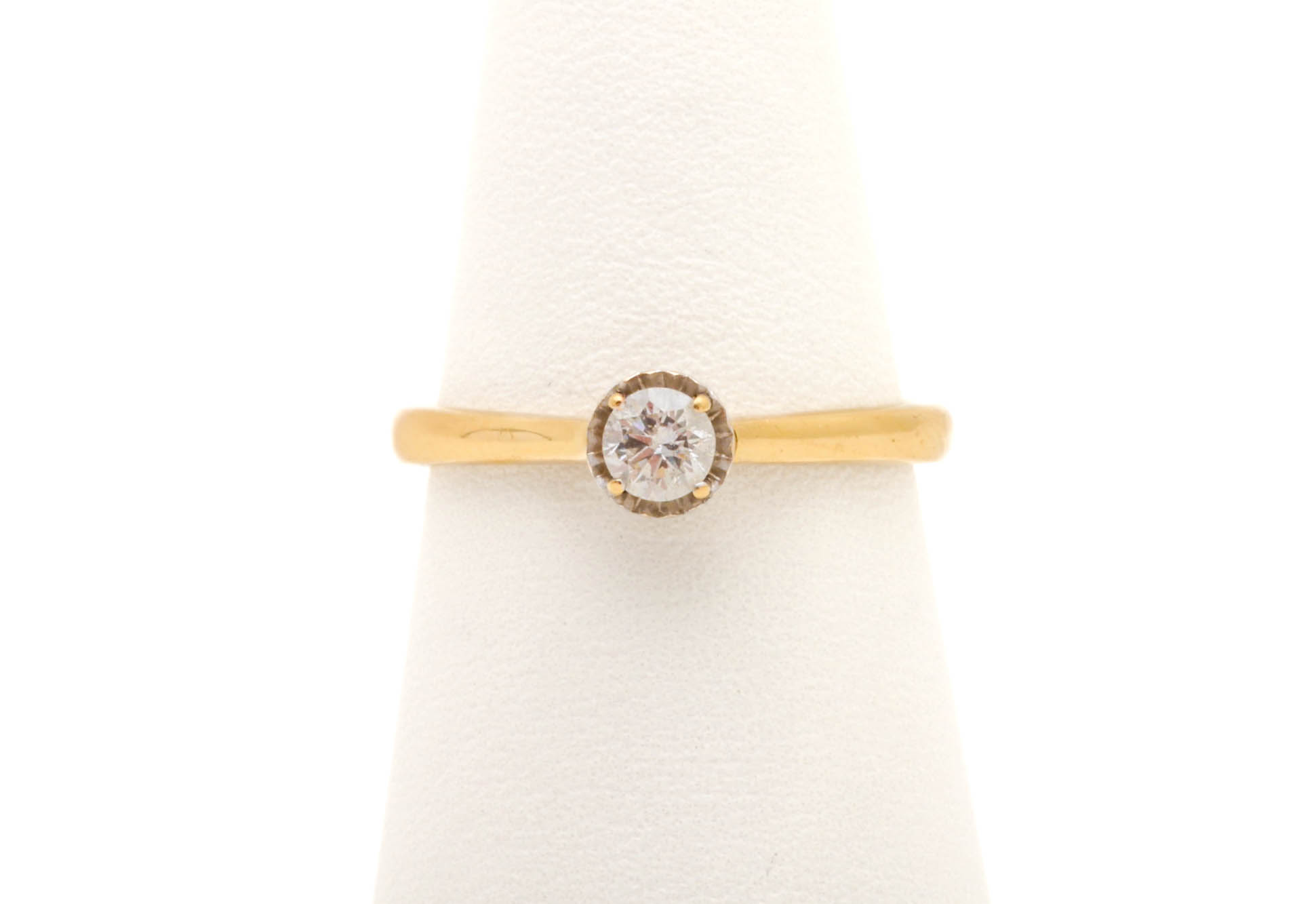 SOLITÄRRING MED DIAMANT CA: 0,23CT W SI, STORLEK: ø 17MM / 18K 2,8G - TILLV. GULDFYNDGRUPPEN - Bild 2