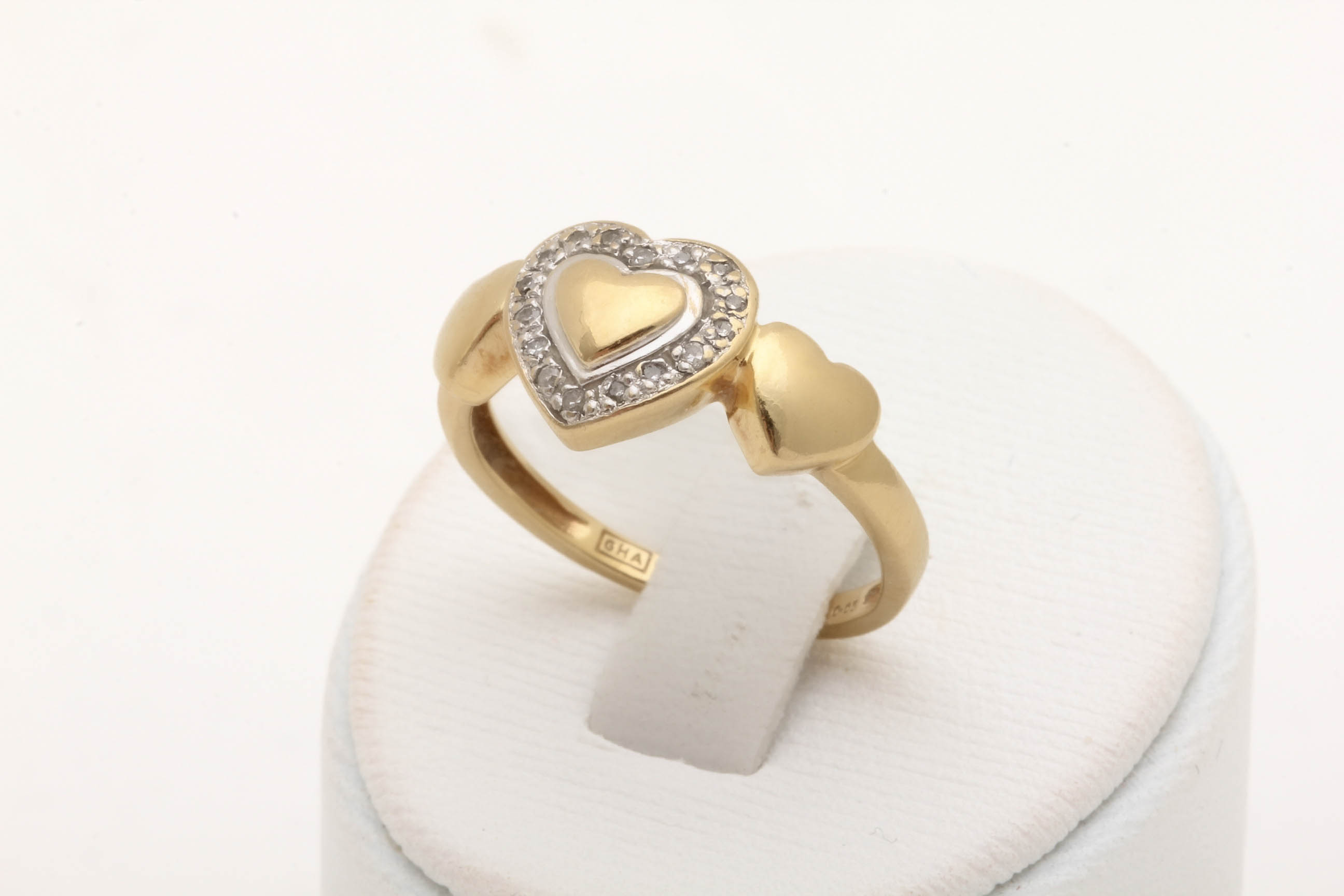 RING HJÄRTA MED DIAMANATER TOT. 0,05CT ENLIGT INSKRIPTION, STORLEK: 16,5MM / 18K 3G - TILLV. GULDFYNDGRUPPEN