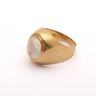 RING MED MÅNSTEN, ø 16MM - TILLV. HOVJUVELERARE DAHLBERG I MALMÖ 1955 - TOTALVIKT: