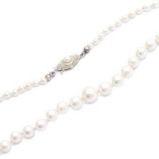 PÄRLCOLLIER MED ODLADE PÄRLOR, 50CM, DOSERADE: 3-7,5MM - 18K VITRODIERAT RÖDGULD I LÅSET - OBS! I BEHOV AV ATT TRÄS OM, SAMT RODIERING, NÅGOT OJÄMN - TOTALVIKT: