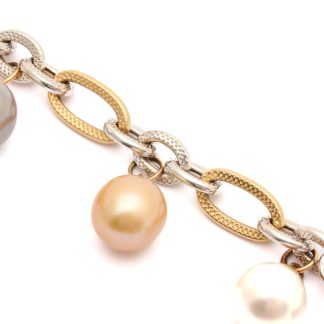 ARMBAND I RÖD OCH VITGULD MED ODLADE PÄRLOR I OLIKA FÄRGER, EN PÄRLA SAKNAS, 19CM, BREDD. 9MM - VIKT INKL PÄRLOR: