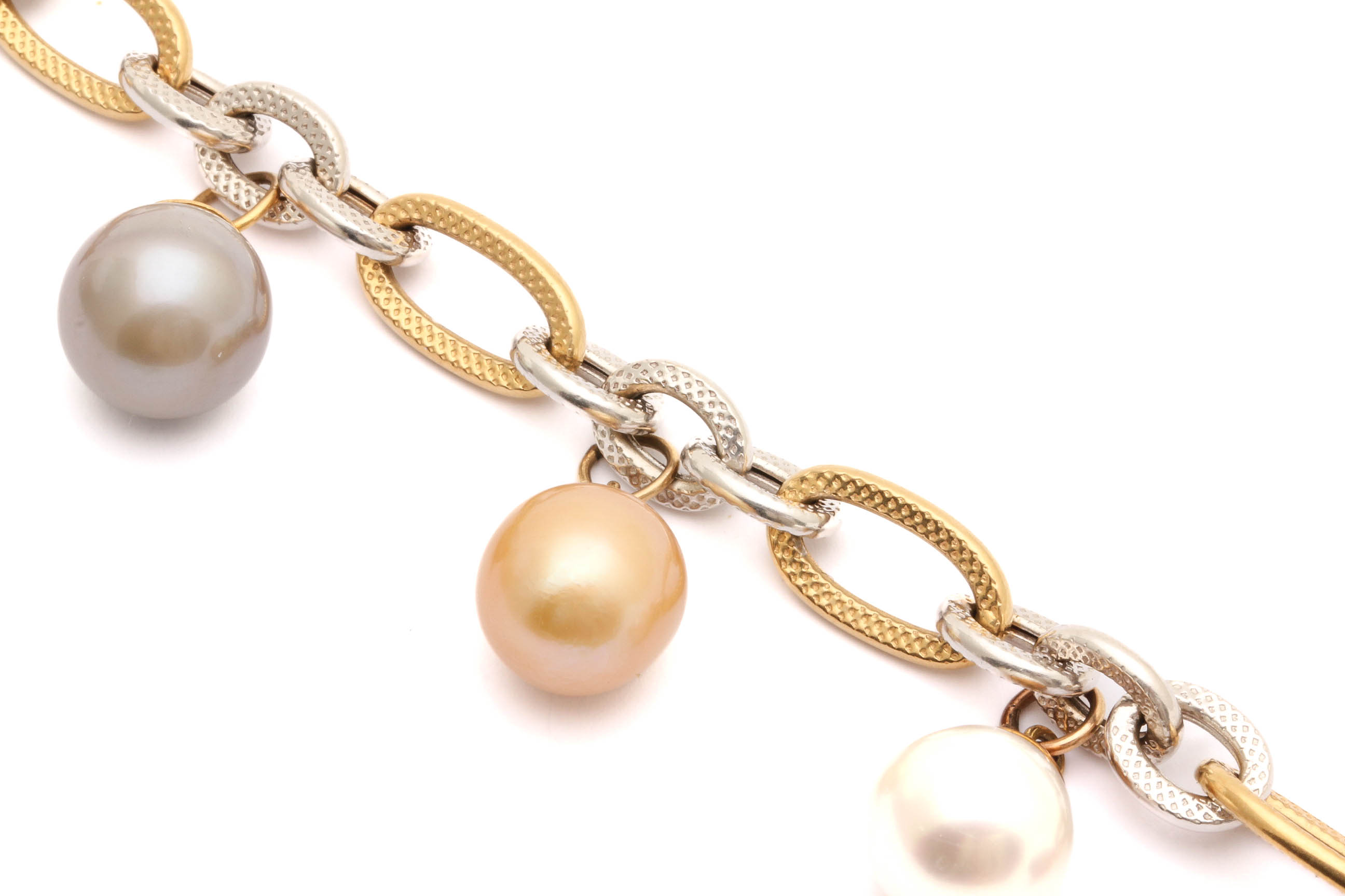 ARMBAND I RÖD OCH VITGULD MED ODLADE PÄRLOR I OLIKA FÄRGER, EN PÄRLA SAKNAS, 19CM, BREDD. 9MM – VIKT INKL PÄRLOR: