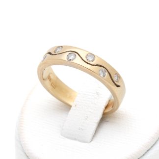 RING MED DIAMANTER TOT. CA: 0,15CT ø 16,25MM - OBS! SLITAGE I SKENAN DÄR TIDIGARE GRAVYR SUTTIT