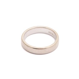 SLÄT RING I VITGULD MED GRAVYR, ø 19,75MM - TILLV. SCHALINS, OBS! NÅGOT REPIG