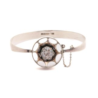 ARMRING / BANGLE MED BERGSKRISTALL, ÖPPNINGSBAR MED SÄKERHETSKEDJA, ø 6,2CM - TILLV. TURKU FINLAND 1972, DESIGN: KULTASEPPÄ SALOVAARA