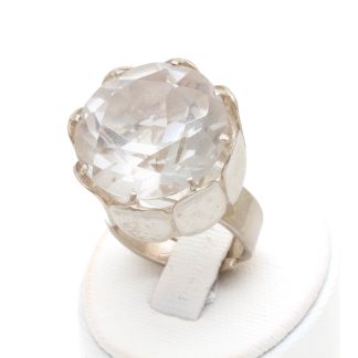 RING MED BERGSKRISTALL I REGLERBARSTORLEK, CA: 16-19MM - TILLV. BENGT HALLBERG I KÖPING 1973 - TOTALVIKT: