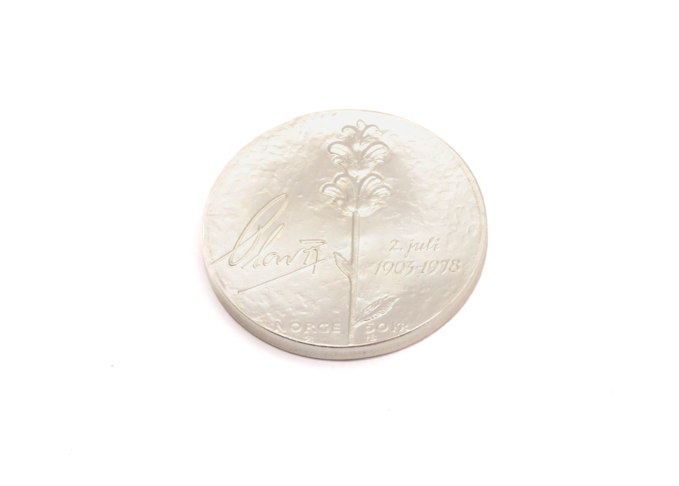 SAMLARMYNT I SILVER – 50 KRONER NORGE – KUNG OLAV V – 2 JULI 1903-1978 ø 36MM – I PLASTFODRAL
