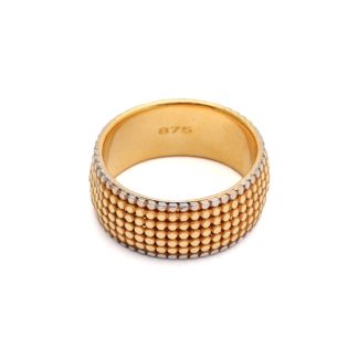 DEFEKT RING I TVÅ-FÄRGAT GULD, BUCKLOR, REPOR OCH NAGG