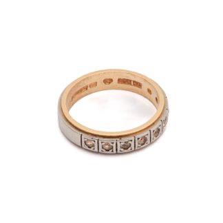 DEFEKT RING I RÖD OCH VITGULD MED DIAMANTER, GRAVYR, REPOR, BUCKLOR OCH NAGG